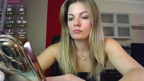 Snapshot of hi_bye_ chatting on 04-23-26, 12:29 Lina online show from 04-23-26, 12:29