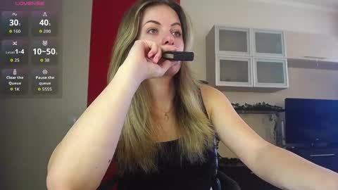 Snapshot of hi_bye_ chatting on 05-25-26, 10:10 Lina online show from 05-25-26, 10:10
