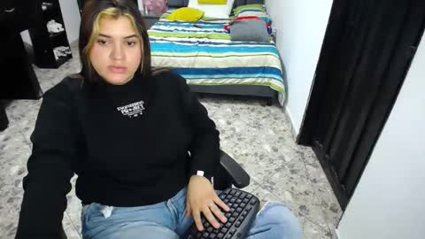 Snapshot of hilary_eva chatting on 02-25-25, 07:58 lia online show from 02-25-25, 07:58