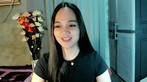 Snapshot of hilarymolly chatting on 04-22-26, 02:36 hilarymolly online show from 04-22-26, 02:36