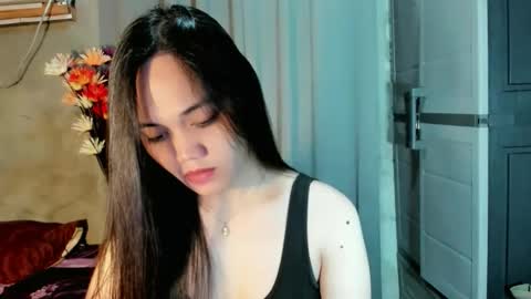 Snapshot of hilarymolly chatting on 04-23-26, 08:35 hilarymolly online show from 04-23-26, 08:35