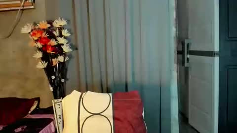 Snapshot of hilarymolly chatting on 04-23-26, 12:29 hilarymolly online show from 04-23-26, 12:29