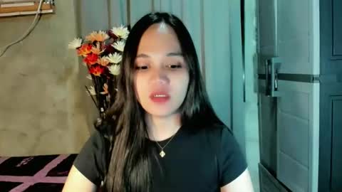Snapshot of hilarymolly chatting on 06-04-26, 06:14 hilarymolly online show from 06-04-26, 06:14