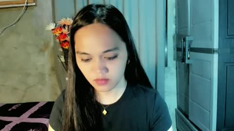 Snapshot of hilarymolly chatting on 06-12-26, 05:45 hilarymolly online show from 06-12-26, 05:45