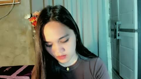 Snapshot of hilarymolly chatting on 06-19-26, 06:56 hilarymolly online show from 06-19-26, 06:56