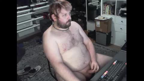 hipguy91 online show from 12-17-25, 05:24