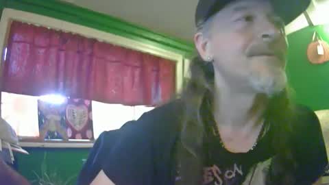 Snapshot of hippiedad333 chatting on 06-05-26, 12:06 hippiedad333 online show from 06-05-26, 12:06