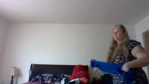 Snapshot of hippysnewhere chatting on 04-29-26, 02:54 hippysnewhere online show from 04-29-26, 02:54