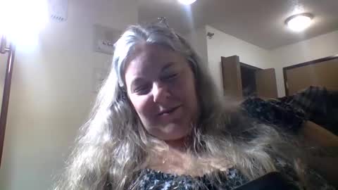 Snapshot of hippysnewhere chatting on 05-09-26, 02:28 hippysnewhere online show from 05-09-26, 02:28