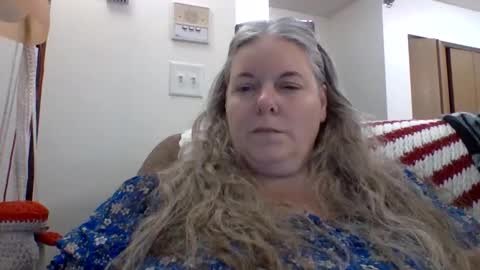 Snapshot of hippysnewhere chatting on 05-12-26, 03:25 hippysnewhere online show from 05-12-26, 03:25