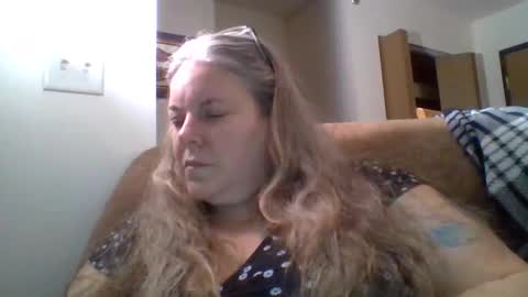 Snapshot of hippysnewhere chatting on 06-02-26, 06:04 hippysnewhere online show from 06-02-26, 06:04