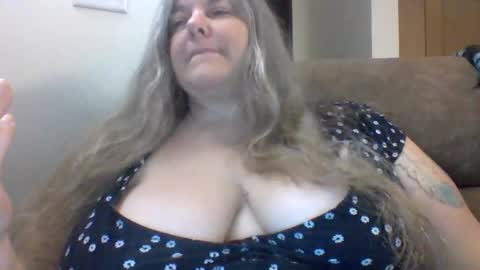 Snapshot of hippysnewhere chatting on 06-02-26, 06:10 hippysnewhere online show from 06-02-26, 06:10
