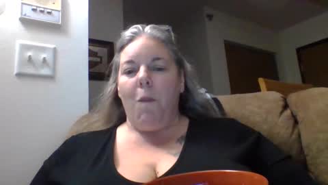 Snapshot of hippysnewhere chatting on 06-03-26, 08:39 hippysnewhere online show from 06-03-26, 08:39
