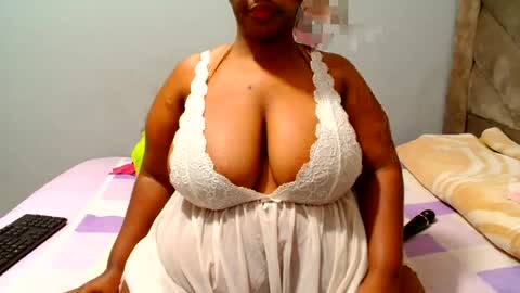 Snapshot of hips2sexy chatting on 06-14-26, 09:00 hips2sexy online show from 06-14-26, 09:00