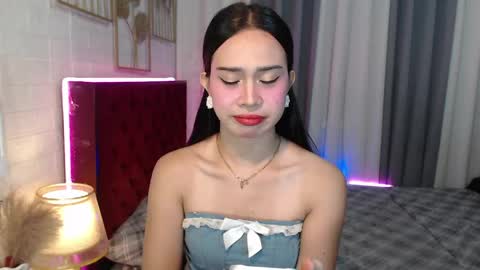 Snapshot of hoelymolly chatting on 04-28-26, 02:27 hoelymolly online show from 04-28-26, 02:27