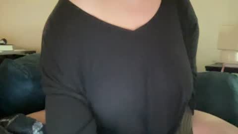 Snapshot of hoestoes915 chatting on 08-02-26, 03:10 Stacey online show from 08-02-26, 03:10