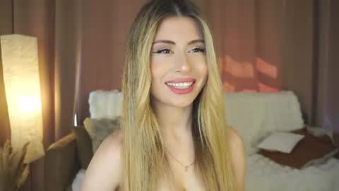 Snapshot of holayoula chatting on 06-20-26, 08:06 Moni Monica online show from 06-20-26, 08:06