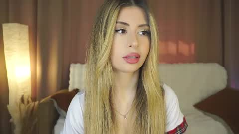 Snapshot of holayoula chatting on 06-23-26, 08:01 Moni Monica online show from 06-23-26, 08:01