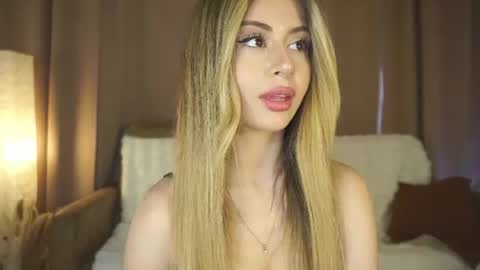 Snapshot of holayoula chatting on 06-25-26, 08:08 Moni Monica online show from 06-25-26, 08:08