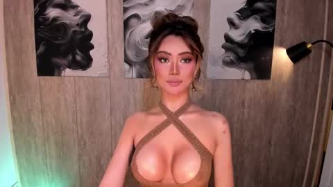 Snapshot of holee_laura chatting on 02-10-26, 09:13 Ms. Laura online show from 02-10-26, 09:13