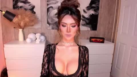 Snapshot of holee_laura chatting on 06-19-26, 11:03 Ms. Laura online show from 06-19-26, 11:03