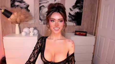Snapshot of holee_laura chatting on 07-04-26, 03:51 Ms. Laura online show from 07-04-26, 03:51