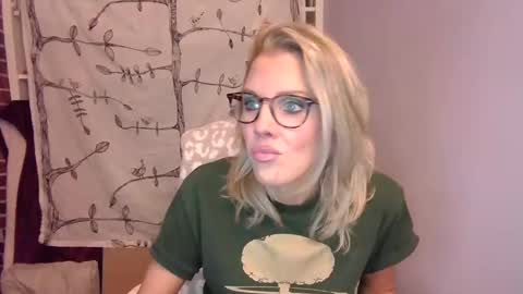 holly_bourbon online show from 10-05-25, 01:37