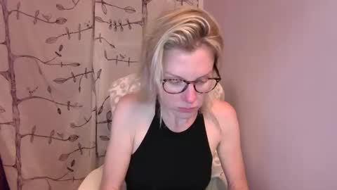 Snapshot of holly_bourbon chatting on 06-06-26, 01:00 holly_bourbon online show from 06-06-26, 01:00