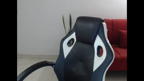 Snapshot of holly_itzel chatting on 06-21-26, 04:04 Itzel online show from 06-21-26, 04:04