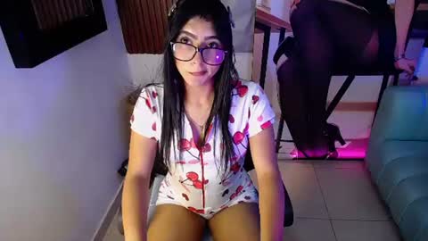 Snapshot of holly_watson_ chatting on 06-12-26, 04:00 Holly Wastson online show from 06-12-26, 04:00