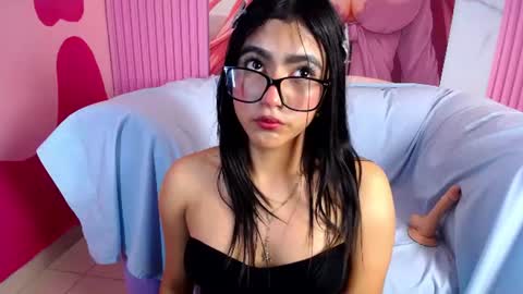 Snapshot of holly_watson_ chatting on 06-27-26, 04:17 Holly Wastson online show from 06-27-26, 04:17