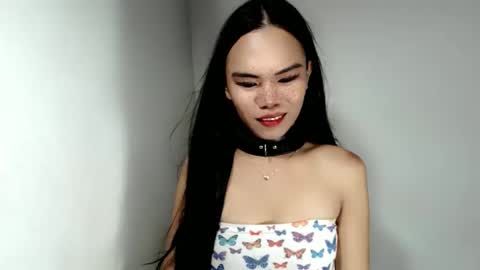 Snapshot of hollyhalo chatting on 11-19-25, 10:32 hollyhalo online show from 11-19-25, 10:32