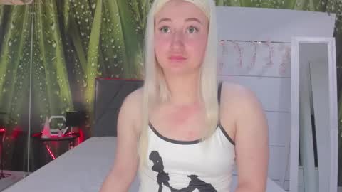 Snapshot of hollytaillor chatting on 04-19-26, 05:29 HollyTaillor online show from 04-19-26, 05:29