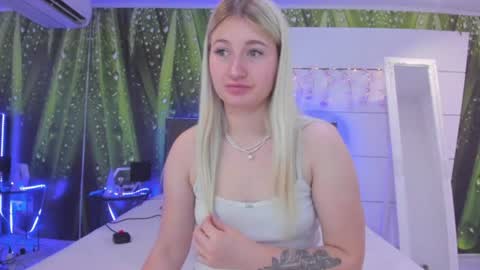 Snapshot of hollytaillor chatting on 07-05-26, 05:36 HollyTaillor online show from 07-05-26, 05:36