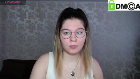 Welcome guys  Pleasure to see you all here  My name is MichaelaTip menu is active Private is open  online show from 01-06-25, 07:52