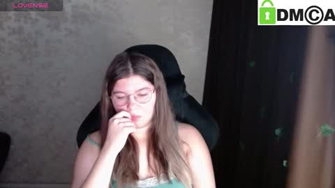 Welcome guys  Pleasure to see you all here  My name is MichaelaTip menu is active Private is open  online show from 09-26-25, 05:44