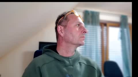 Snapshot of hondowill chatting on 03-07-25, 11:18 Bernd online show from 03-07-25, 11:18