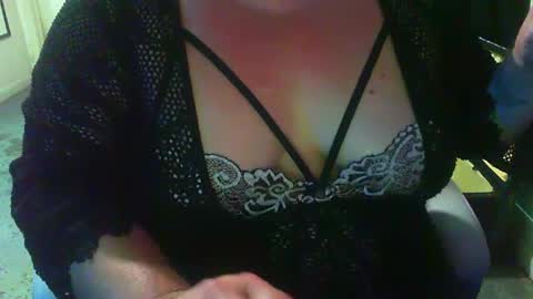 honey bee    online show from 09-27-25, 07:57