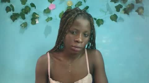 Snapshot of honey_bug2 chatting on 10-30-25, 10:38 Queen online show from 10-30-25, 10:38