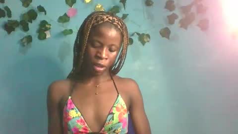 Snapshot of honey_bug2 chatting on 11-08-25, 12:44 Queen online show from 11-08-25, 12:44