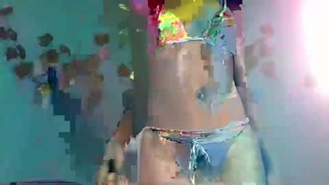 Snapshot of honey_bug2 chatting on 11-09-25, 01:37 Queen online show from 11-09-25, 01:37