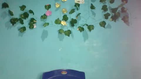 Snapshot of honey_bug2 chatting on 11-13-25, 01:48 Queen online show from 11-13-25, 01:48