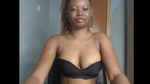 Snapshot of honey_juicydoll chatting on 06-18-26, 06:35 Sonia online show from 06-18-26, 06:35