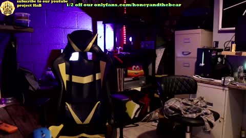 Honey and Bear online show from 01-08-25, 03:29