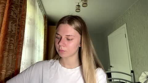 Snapshot of honeyaskren chatting on 06-02-26, 10:06 Klara online show from 06-02-26, 10:06