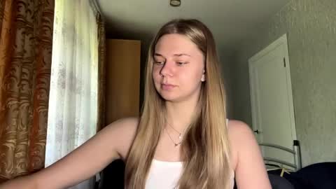 Snapshot of honeyaskren chatting on 06-03-26, 11:02 Klara online show from 06-03-26, 11:02