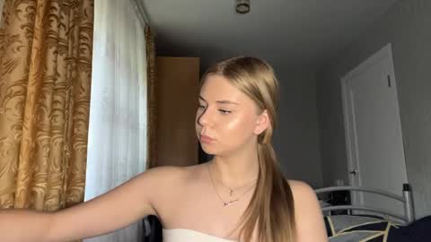 Snapshot of honeyaskren chatting on 06-03-26, 02:33 Klara online show from 06-03-26, 02:33