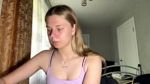 Snapshot of honeyaskren chatting on 06-10-26, 10:03 Klara online show from 06-10-26, 10:03