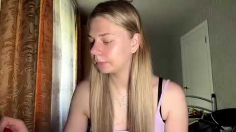 Snapshot of honeyaskren chatting on 06-15-26, 10:28 Klara online show from 06-15-26, 10:28