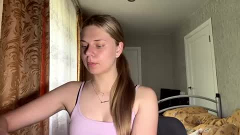 Snapshot of honeyaskren chatting on 06-17-26, 11:12 Klara online show from 06-17-26, 11:12